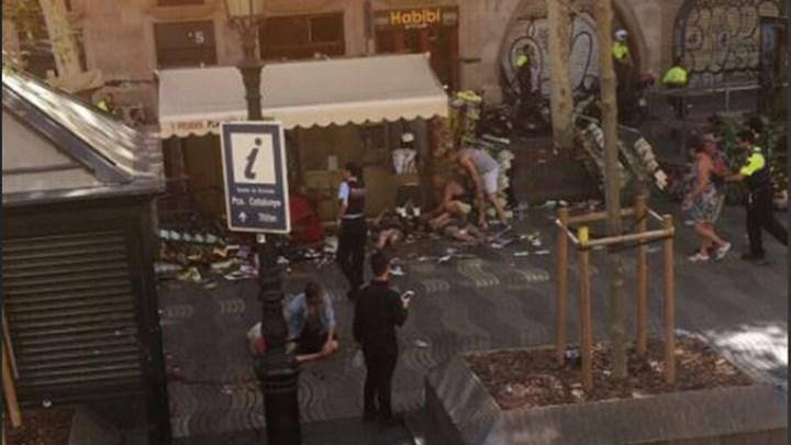 Τρομοκρατικό χτύπημα στη Βαρκελώνη: Φορτηγό έπεσε πάνω σε πεζούς – Δύο νεκροί και αρκετοί τραυματίες (βίντεο)